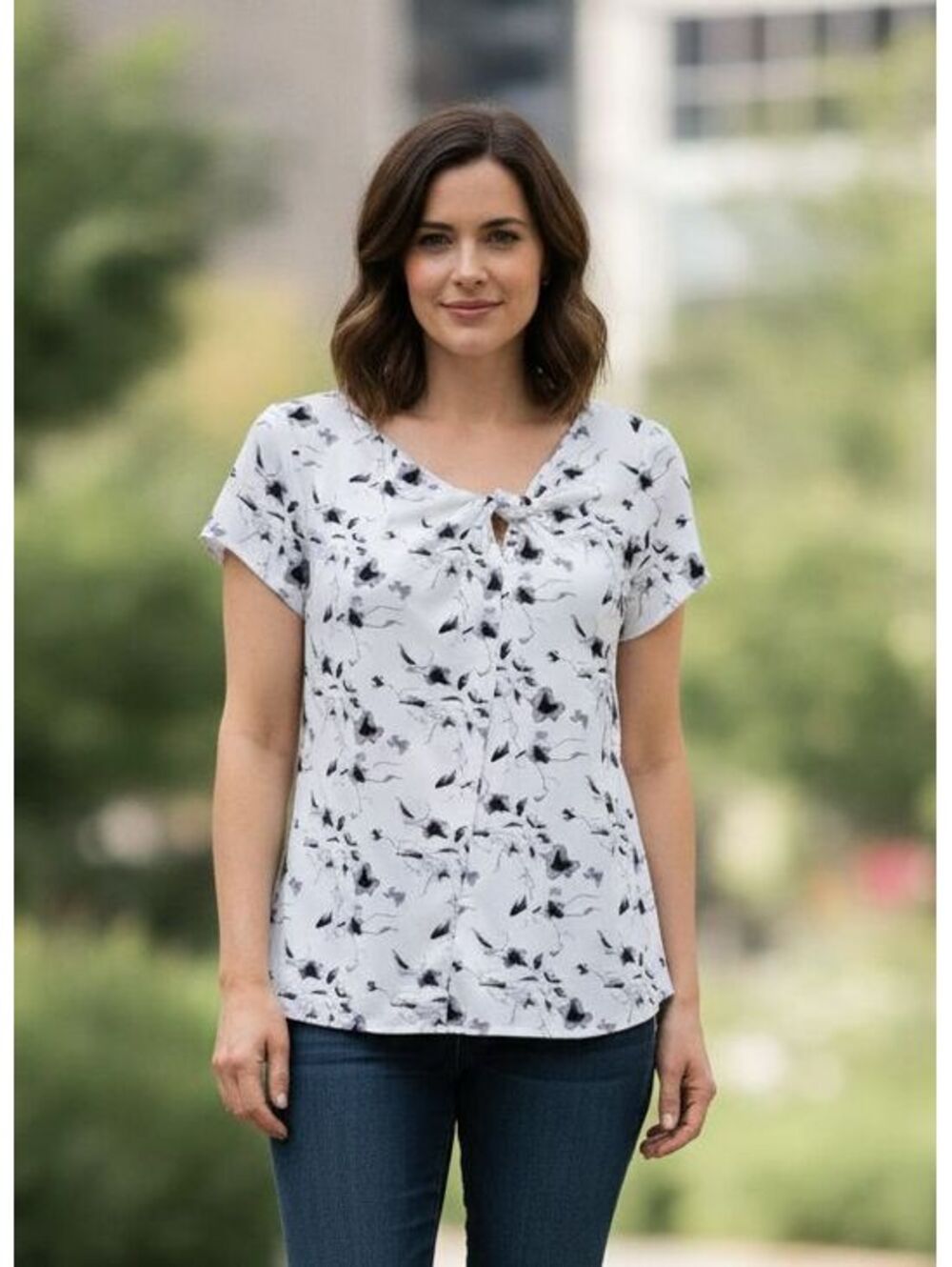 Ricki's Floral Top Size Large NWT White Black Gray Short Sleeve Stretch